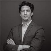 Profesor graduado en Arquitectura con formación especializada en diseño de interiores, decoración y visualización 3D.